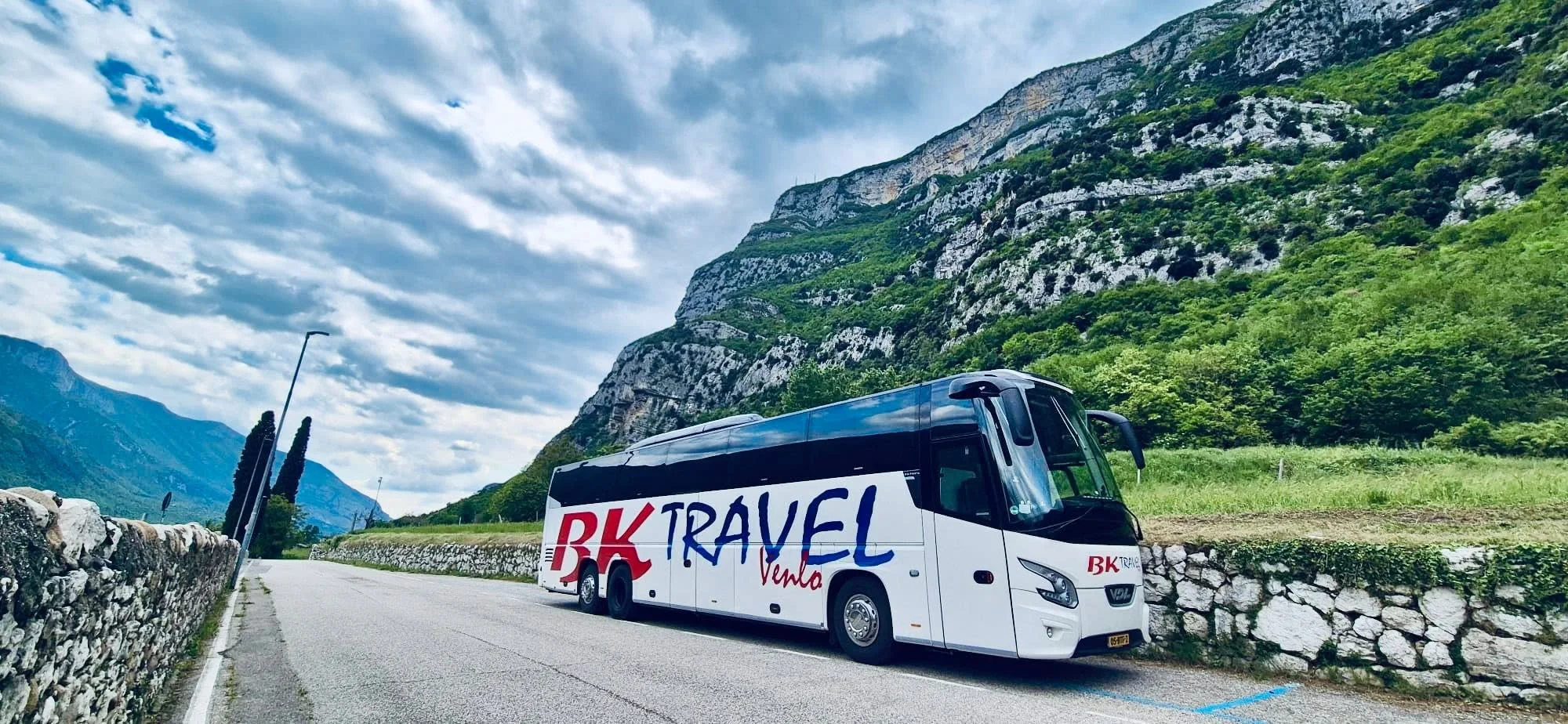 BK Travel touringcar op een bergweg
