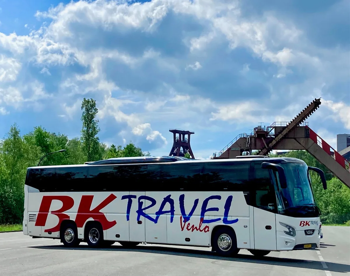 Witte BK Travel touringcar met rode en blauwe belettering